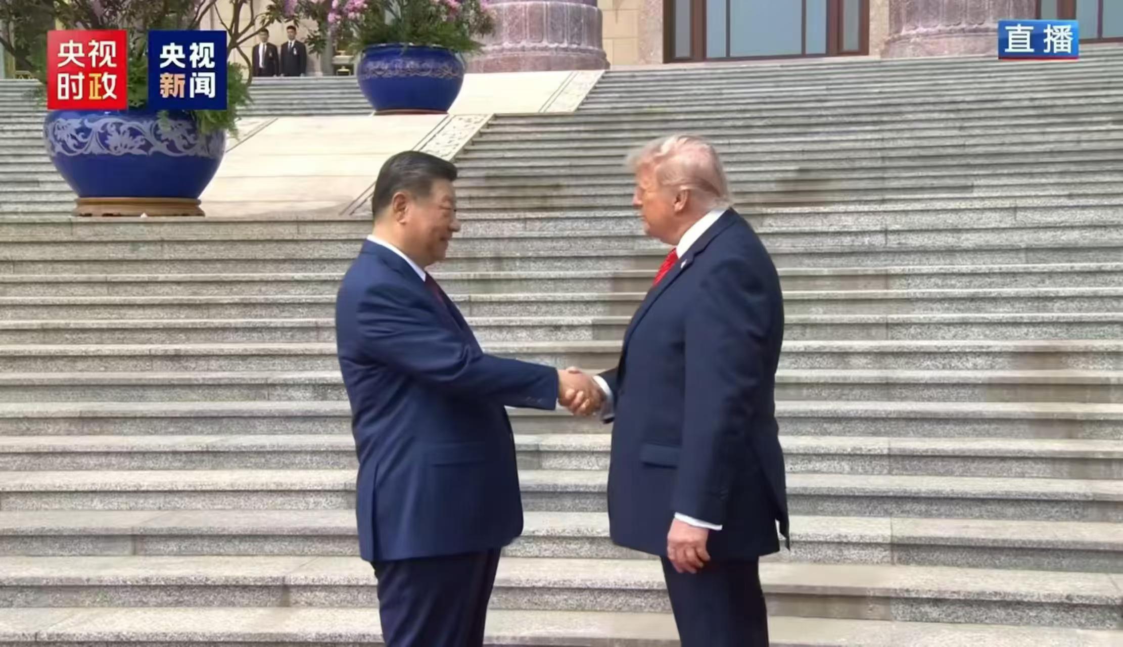 Voormalig president Trump rondt historisch bezoek aan China af en belooft het ‘vertrouwenstekort’ tussen Peking en Washington te overbruggen